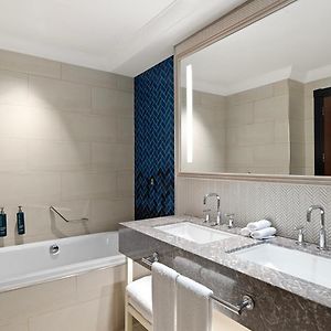 Suite Premium King cu un dormitor cu vedere la plajă